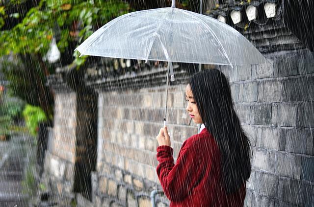秋雨绵绵诉闲愁，凉意丝丝入心扉