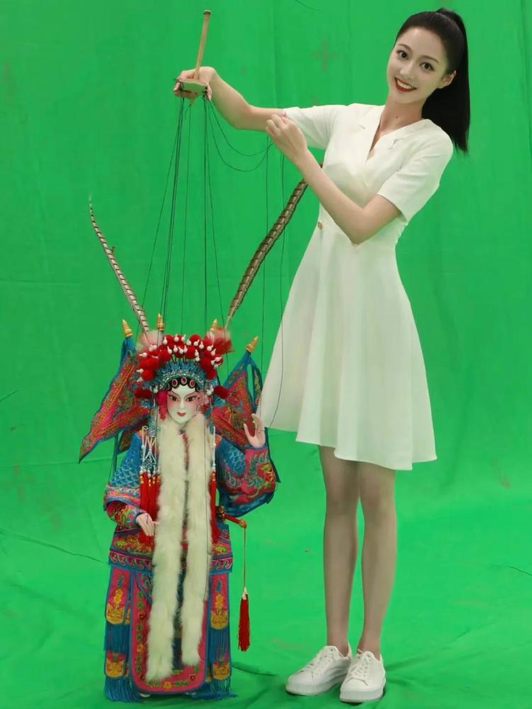 中国传媒大学校花冯琳，因“领诵”走红，读大四的她去哪实习了？