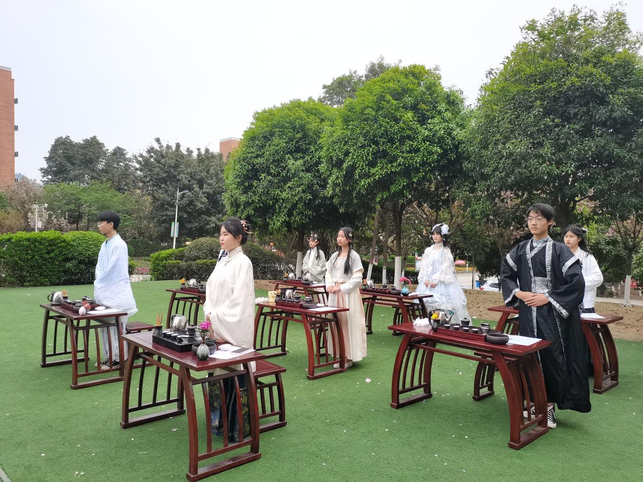 身着汉服煮水烹茶 四川五月花技师学院金堂校区创新茶艺教学