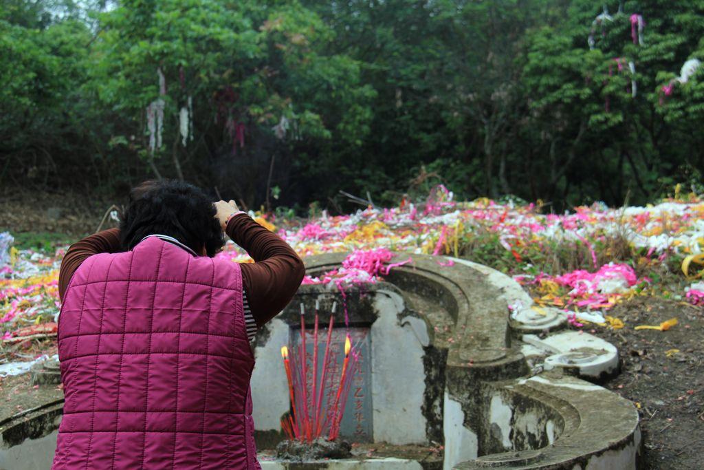 清明祭祖有何讲究？到底是先烧纸，还是先修坟？年轻人少有人知