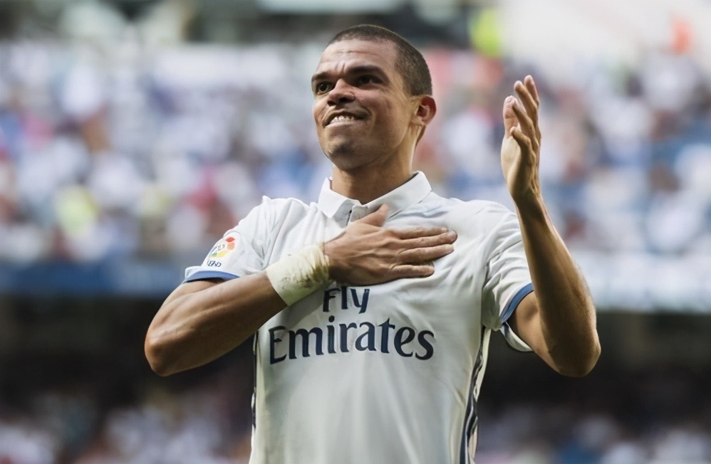 "暴力足球"的代名词,他脚踹卡斯特罗,拳打阿尔宾,踩过梅西,掐过内马尔