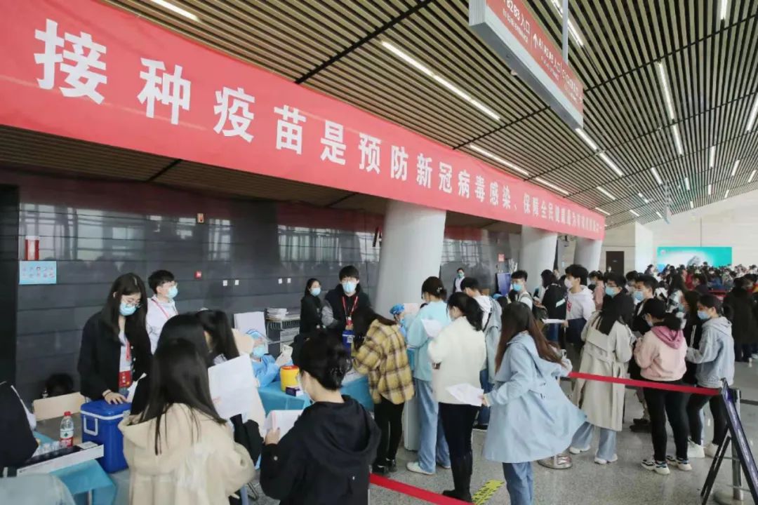 西青区领导深入高校现场检查指导新冠病毒疫苗接种情况