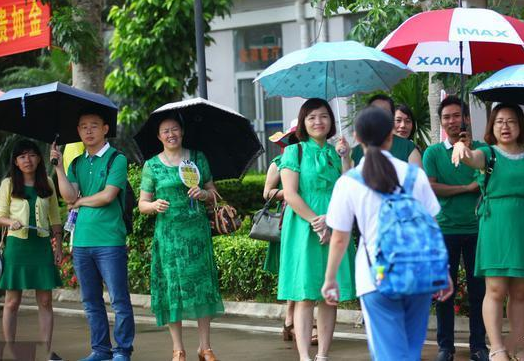 高考前家长奇特购物行为，东北人爱买紫裤头，听到解释我笑了