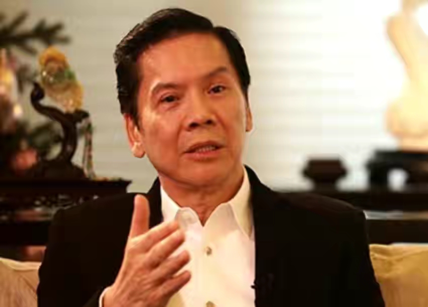 崩牙驹简介("教父"崩牙驹,枪指何鸿燊,逼走向华强,如今过得怎么样)