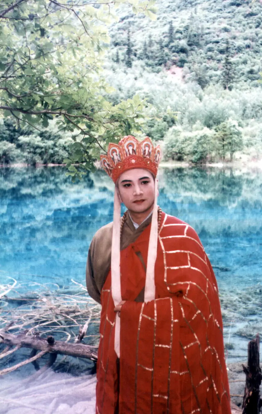 再次披上三十多年前杀青后留下的宝袈裟,迟重瑞不由地感慨,时光匆匆.