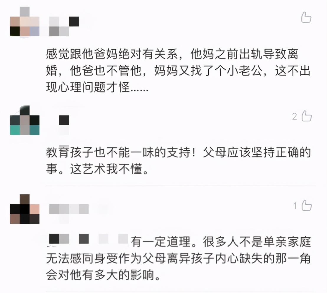 Inghan儿子用四个婴儿走出街道，妇女在街上吸烟。