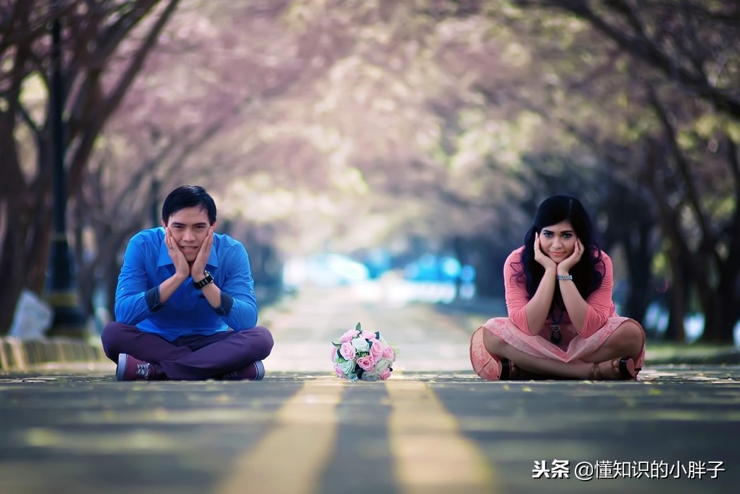 知道为啥 女人愿意挽着爱人的手臂