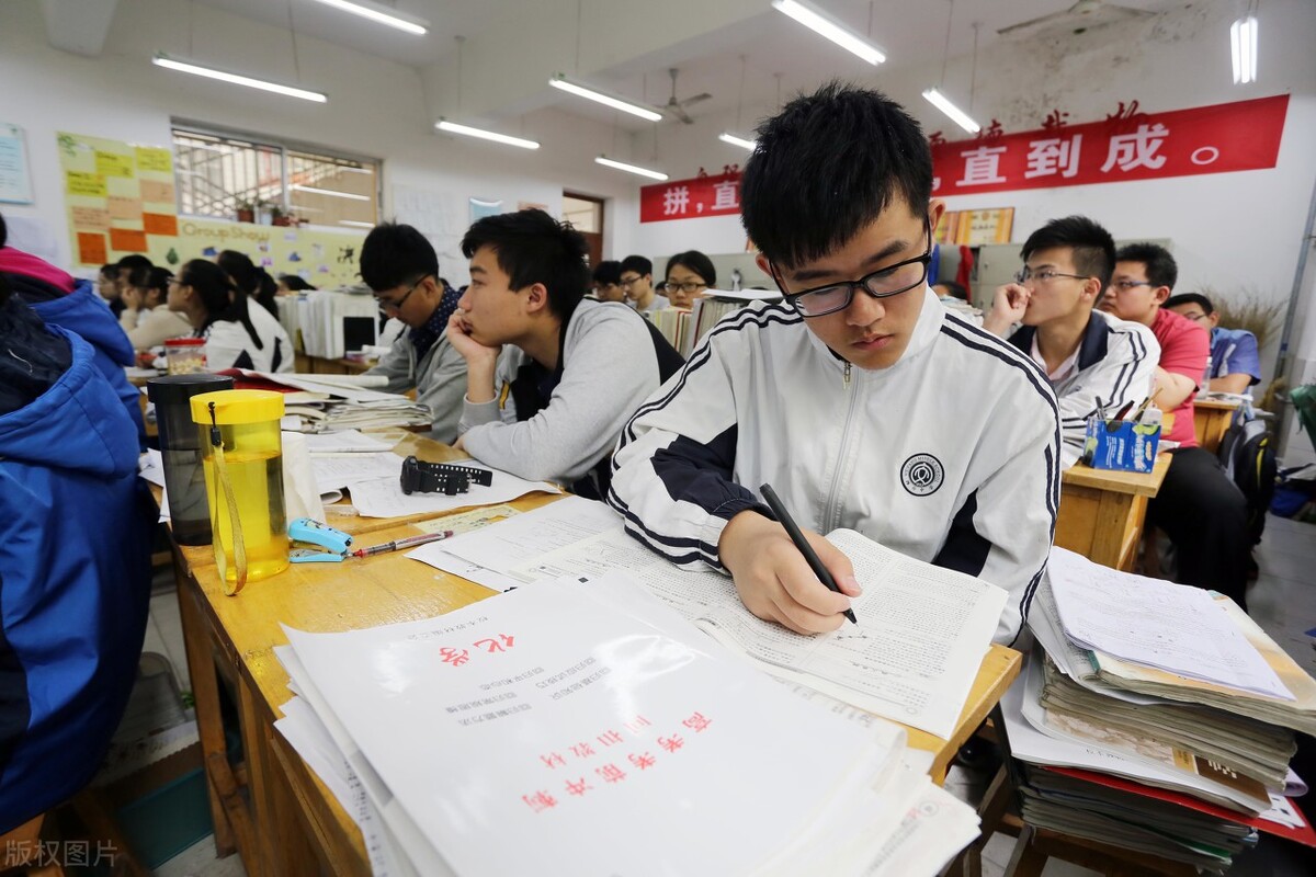 要把英语“踢出”高考？教育部门最新回应来了，学生：早该如此