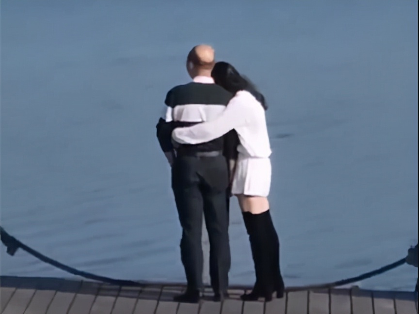 女大学生在音乐节热吻中年“秃顶男”，高校院长人格担保：非本人