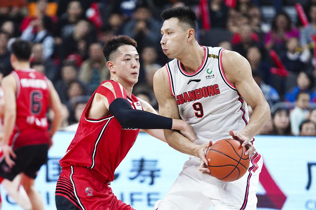 易建联nba为什么不如姚明(深度分析：易建联打球那么厉害，那为什么在NBA的成就没姚明高呢)