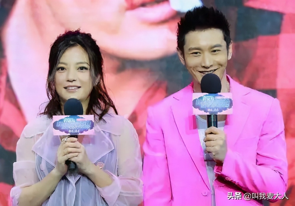 赵薇为黄晓明庆生,两人曾同喝一瓶水却避谈杨颖,夫妻感情成谜?