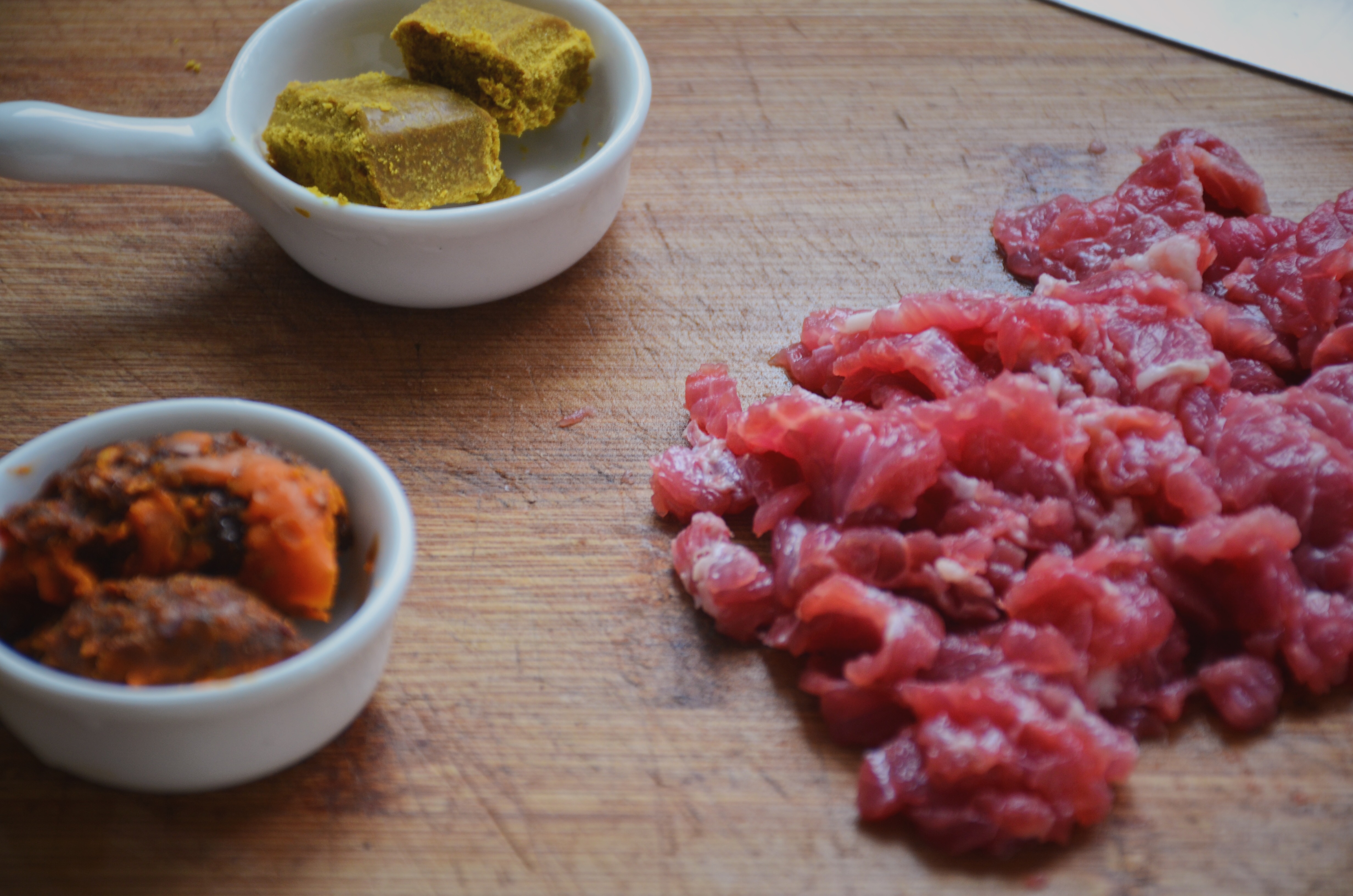在家自制香辣咖喱牛肉火锅，火锅里的牛肉这样做捞出来更嫩滑