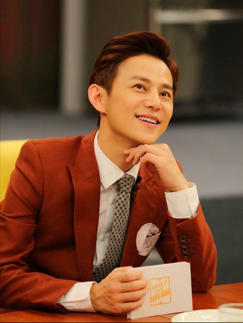 何炅实在太低调，父母身份背景曝光后令人意外，难怪这么优秀呢