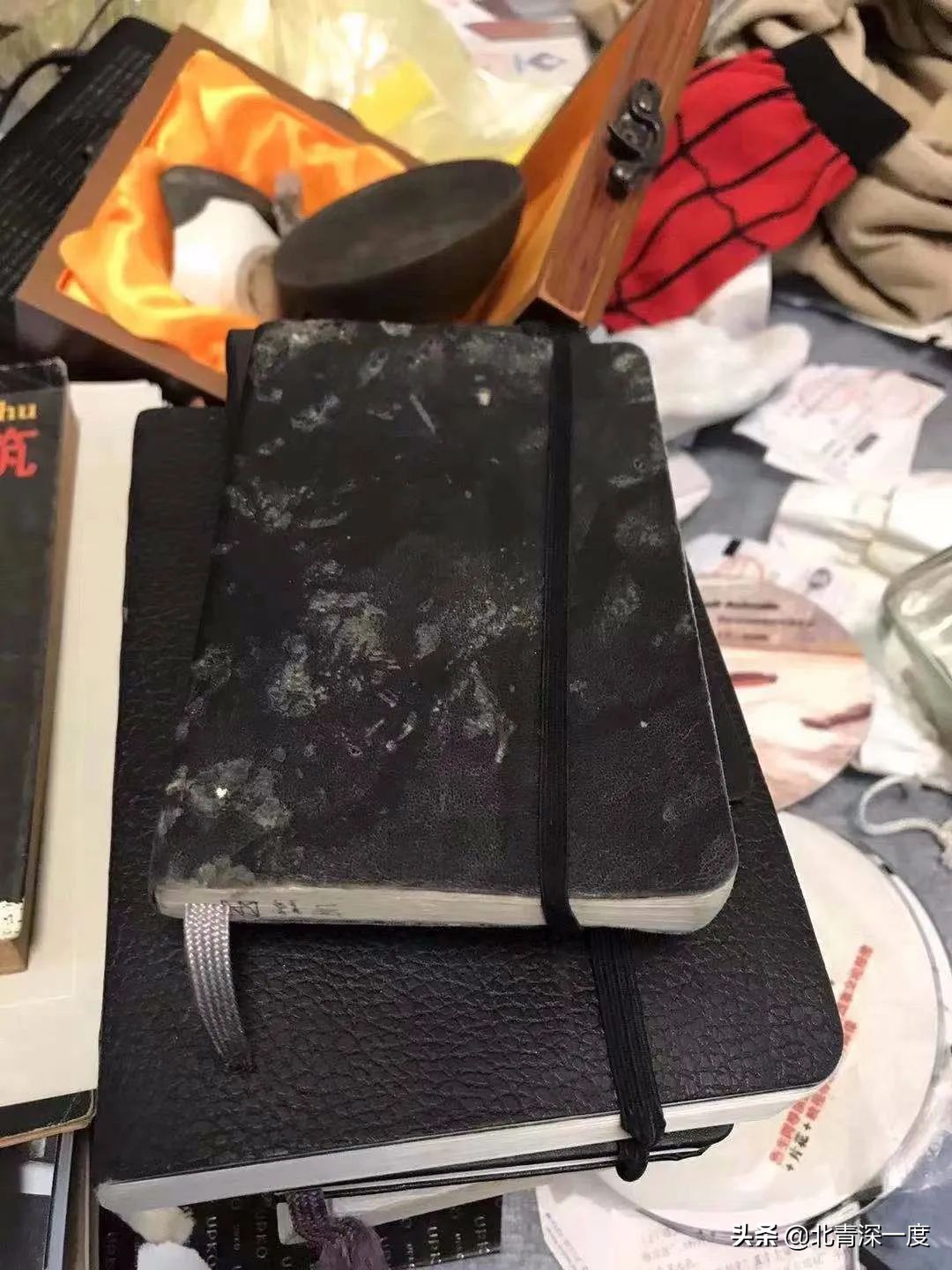 12箱快递被运往垃圾场后，他想要一个专业的答复，而不是快递员的下跪
