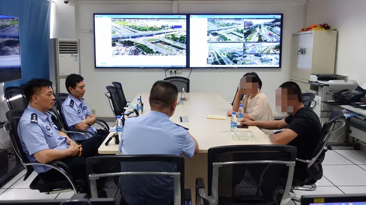 山东面包车珠海大道逼停奥迪,下车后猛拍车窗挑衅!交警调查结果有反转!