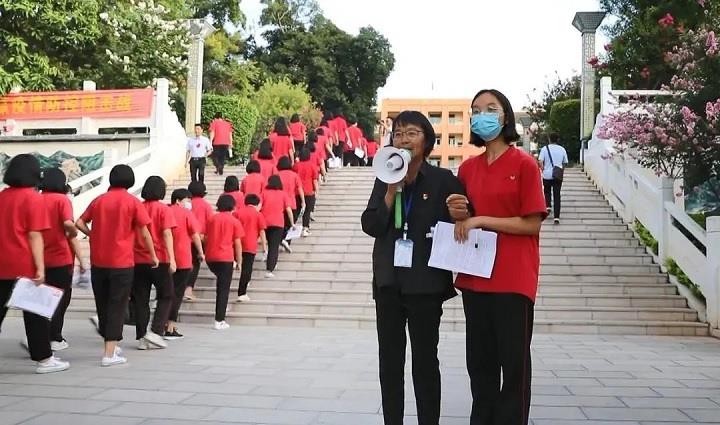 最后一课原型：一条破裤换来所学校，她让1800名女孩走出大山