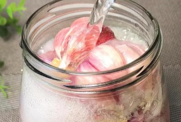 5斤大蒜1瓶雪碧，大厨教你做秘制“水晶蒜”，酸甜爽口吃了上瘾