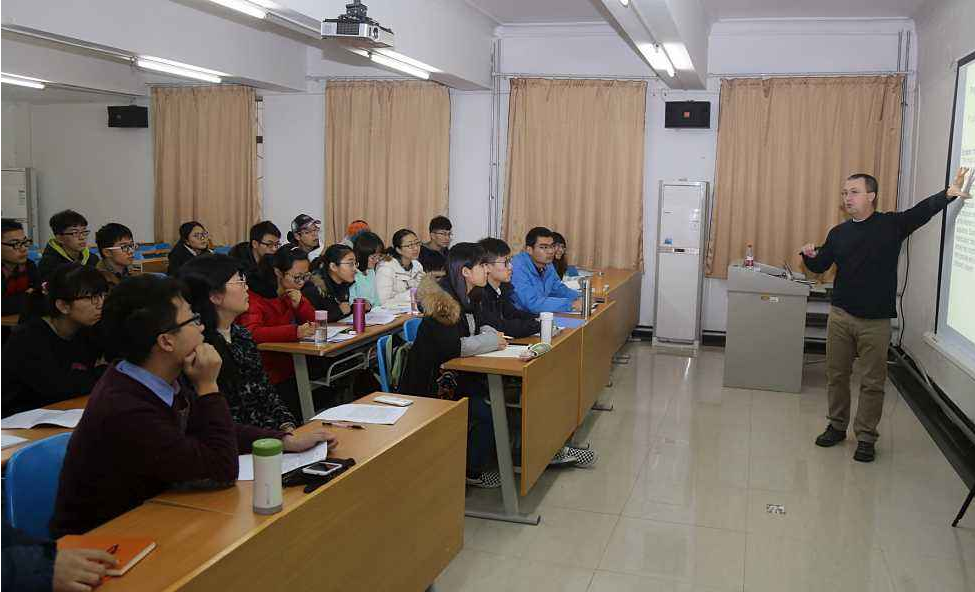 大学老师课堂“花式点名”，防翘课使浑身解数，学生表示不服不行