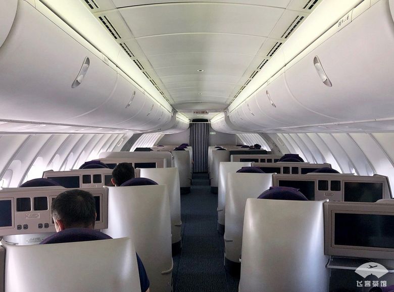 上层带有倾斜角度的公务舱座位,和77w类似,748的上层比744多出几个