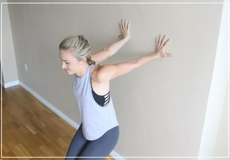 #零基础学瑜伽#  开肩小妙招①，改善你的含胸丑态