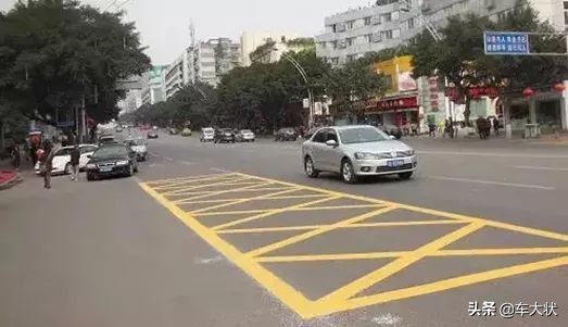 这些交通标识线，你都能认全吗？小心被扣分罚款！