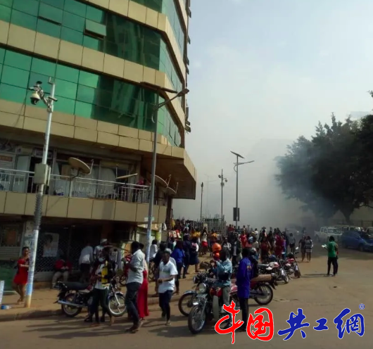 坎帕拉市区核心区域发生连环爆炸，预计为空袭
