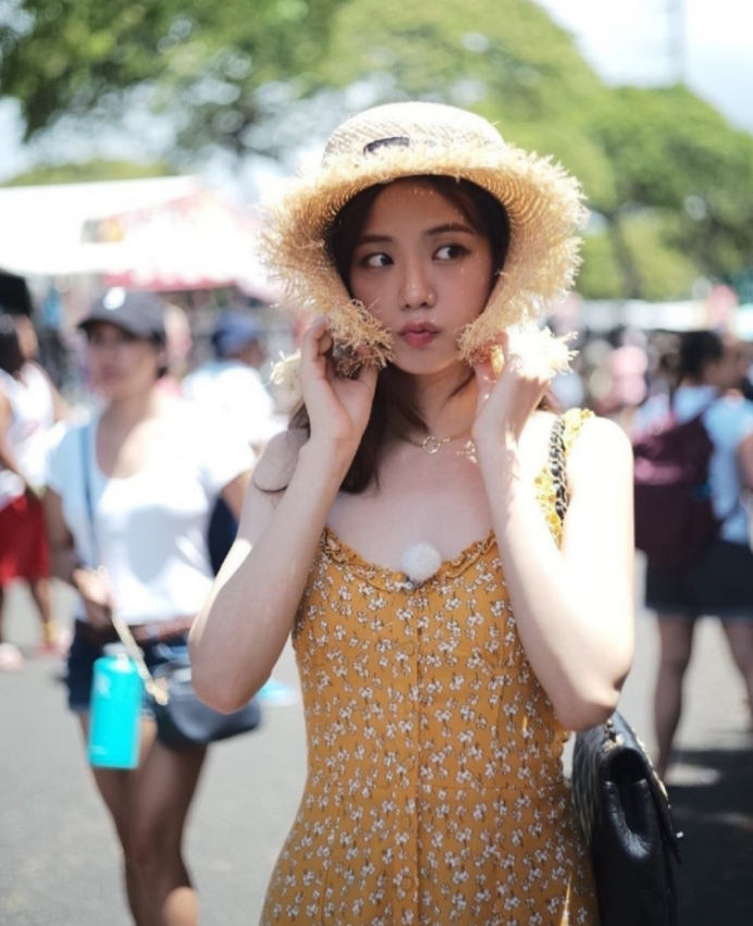 一束芍药花图片(金智秀气质拿捏得真好,捧着一束红芍药花,像个高级花