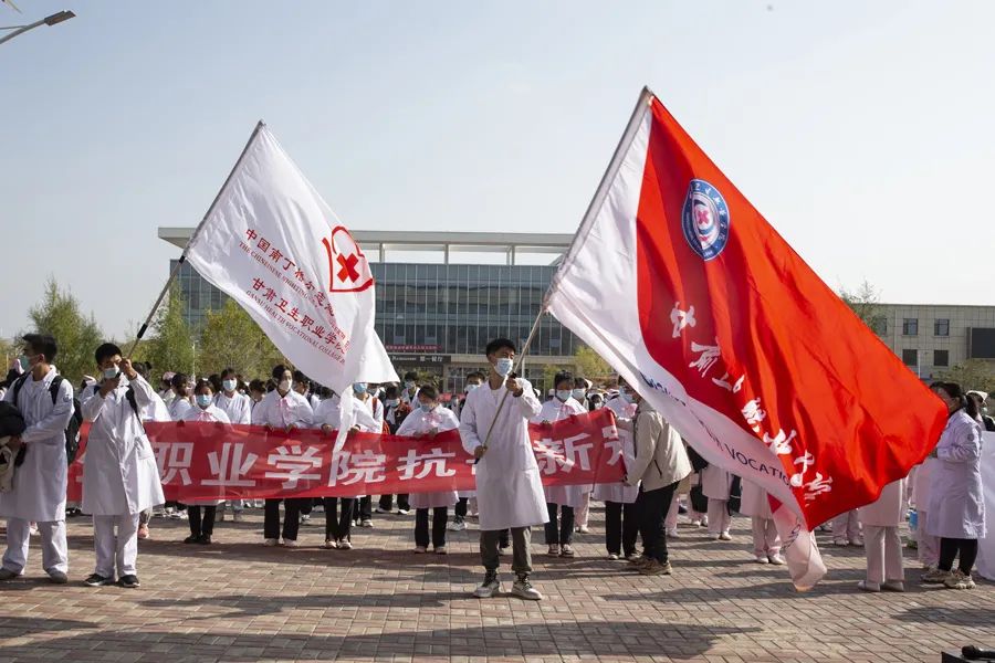 连夜请战，一万多名大学生冲上去了！