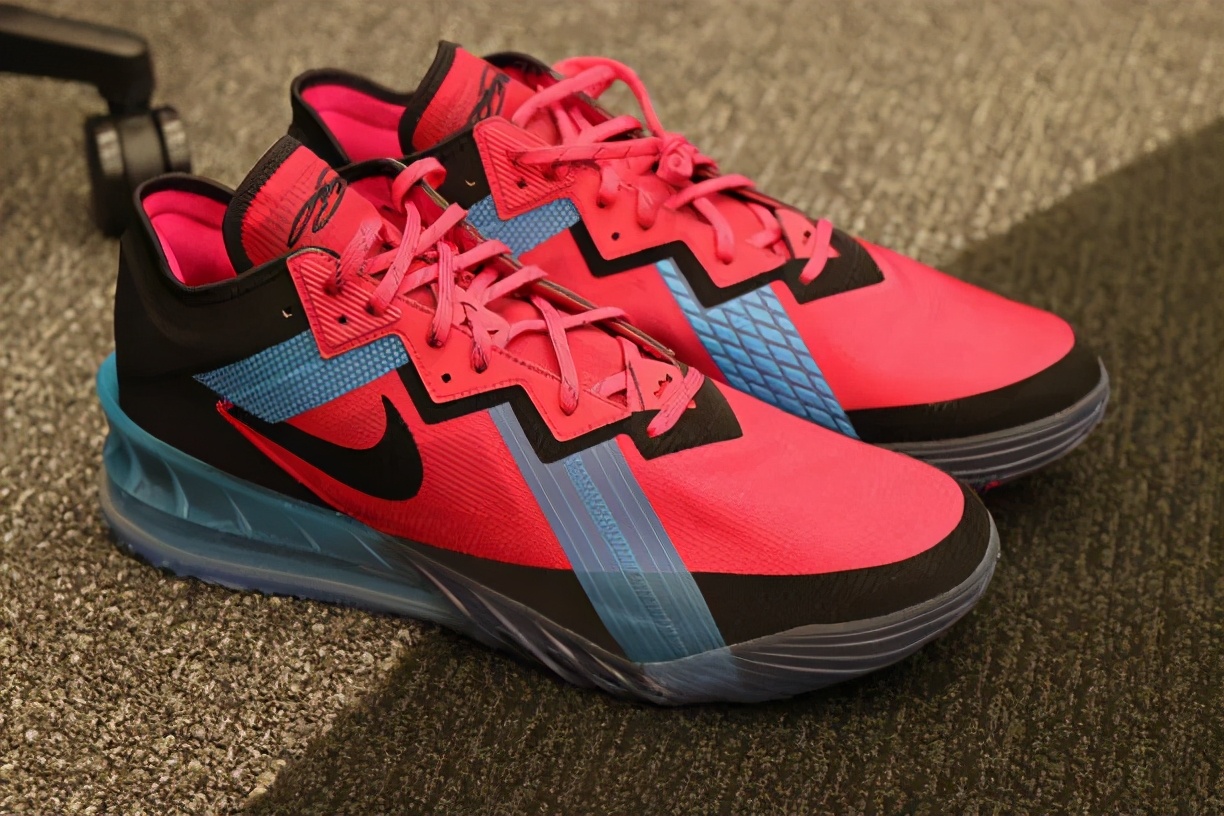 詹姆斯球鞋(nba球员上脚:詹姆斯3双球鞋,布朗的麦迪战靴很酷)