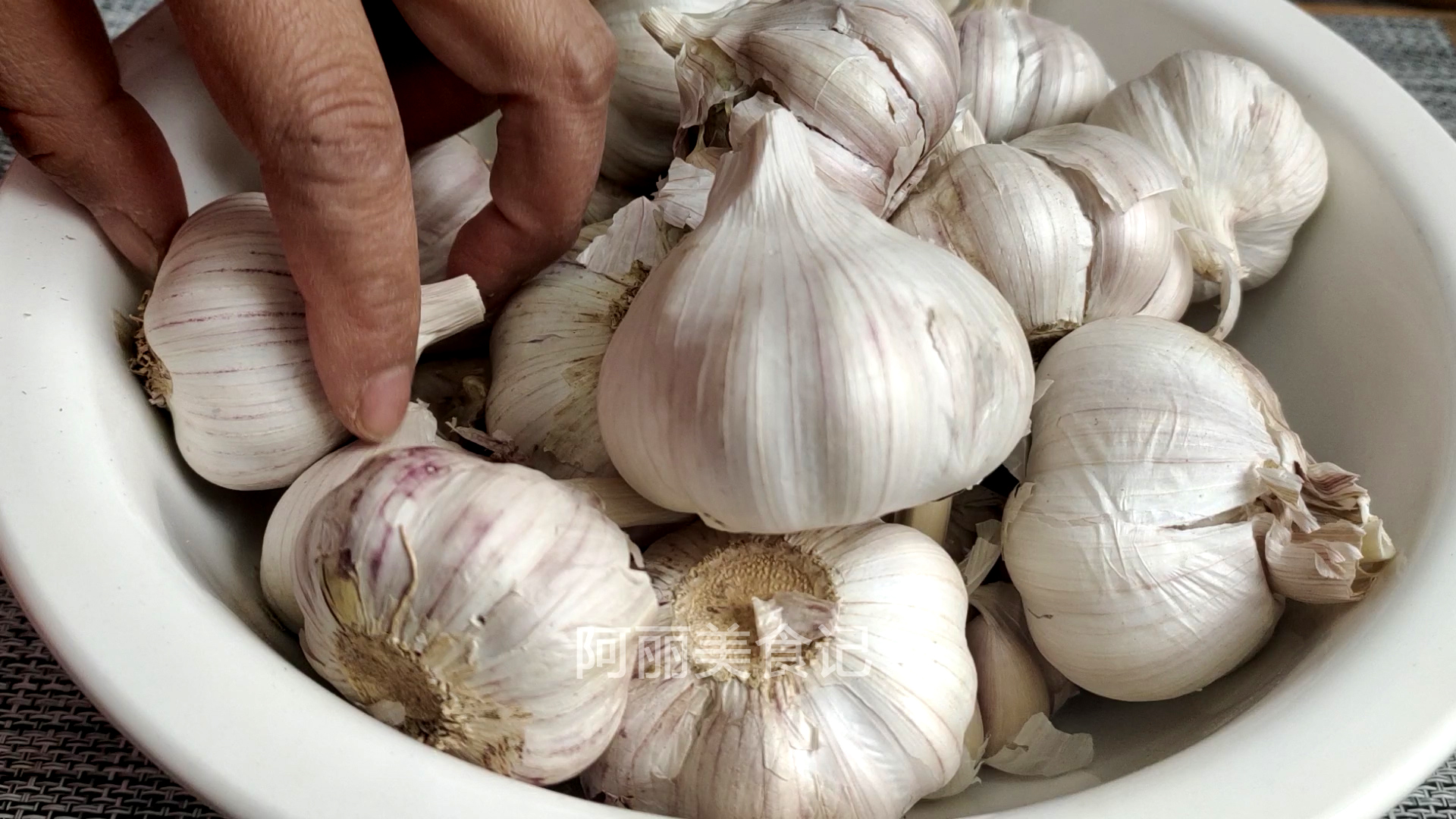 今天才知道，保存大蒜这么简单，放好久不发芽不干瘪，真好用