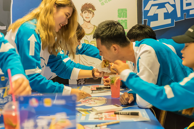 00后新生“社交牛逼症”自我介绍，征服全班同学，网友：接地气