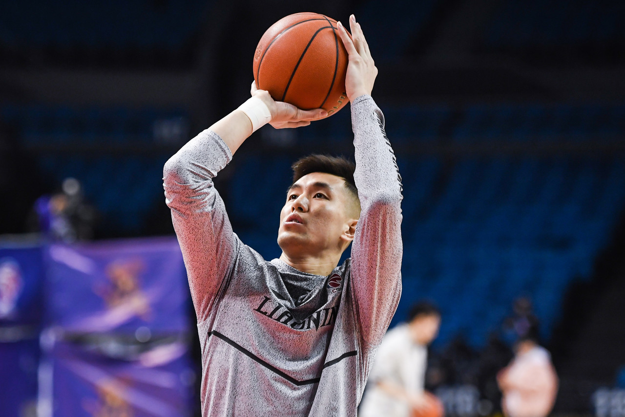 郭艾伦状态有所起伏,最主要的是在场上的情绪不高,投篮频频打铁失误还