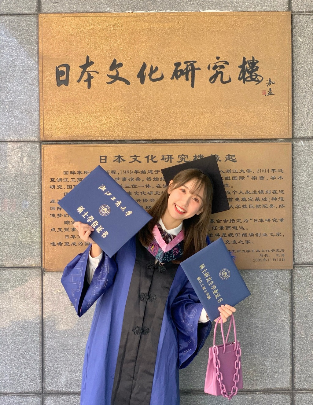 央视镜头曝光千万粉网红真容，瞪眼咧嘴显狰狞，离开滤镜判若两人