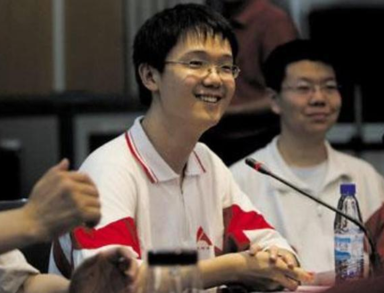 2010年，李泰伯考703分夺北京理科状元，却被美国11所名校拒收