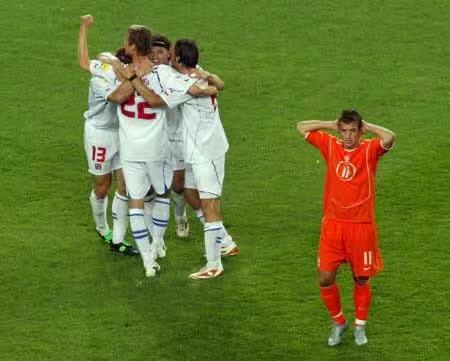 2004世界杯在哪个国家举行（2004年欧洲杯：冷门与颠覆齐飞，青春共激情一色）