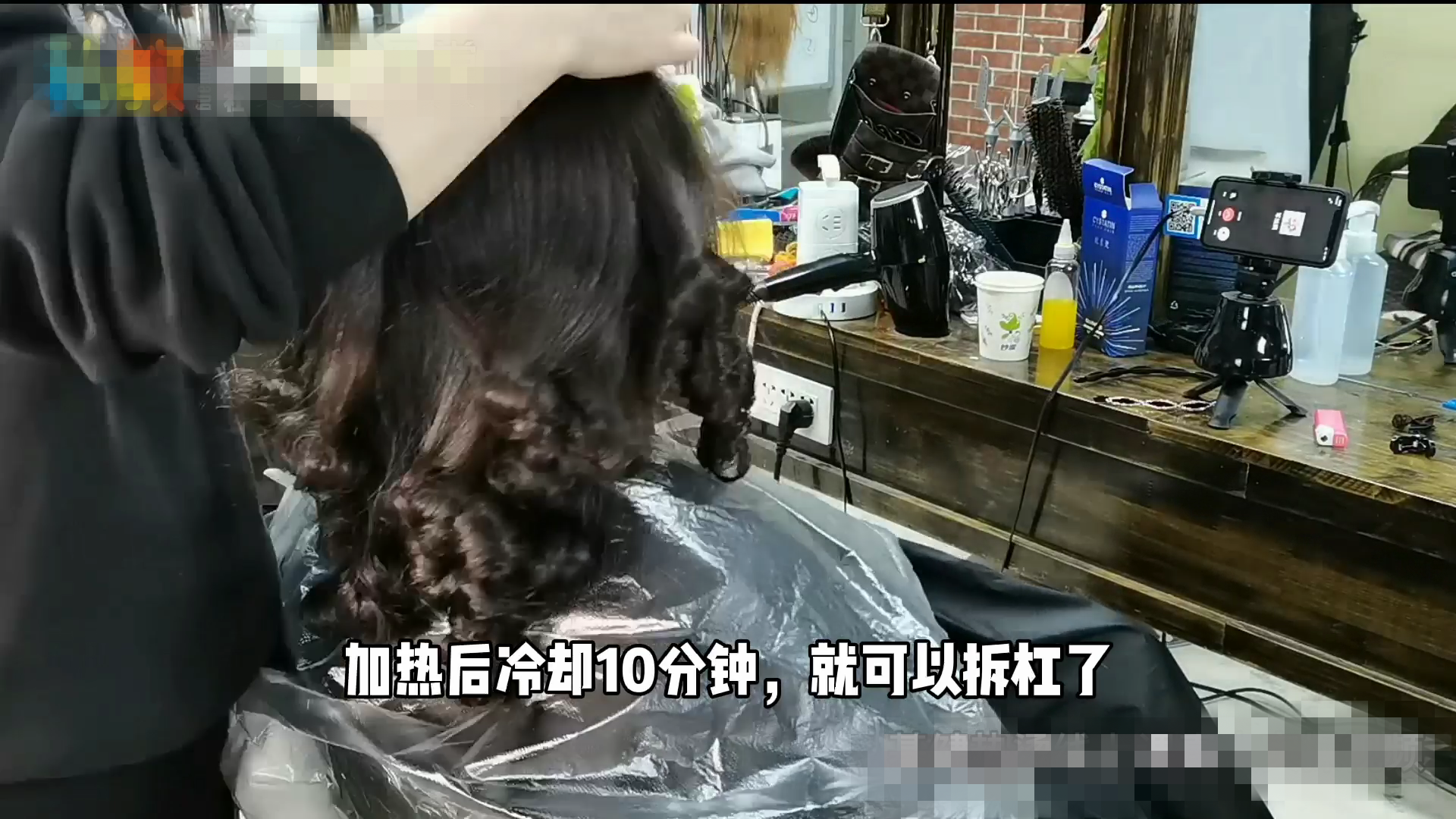 50岁女士自来卷沙发发量多，头发抛光+抱团卷，柔软减龄又时髦