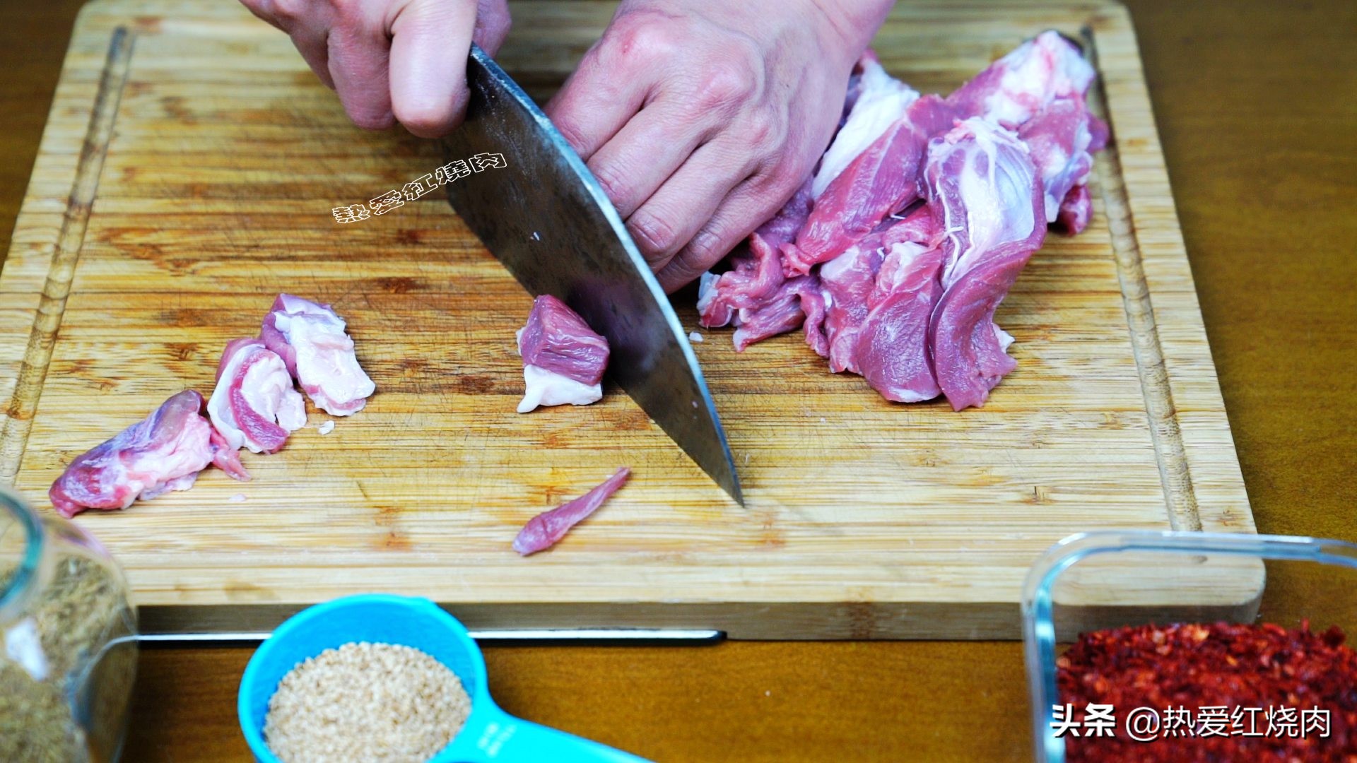羊肉串图片真实照片(外卖羊肉串也就3块肉，中间还夹块油，在家做一斤肉穿8串超过瘾)