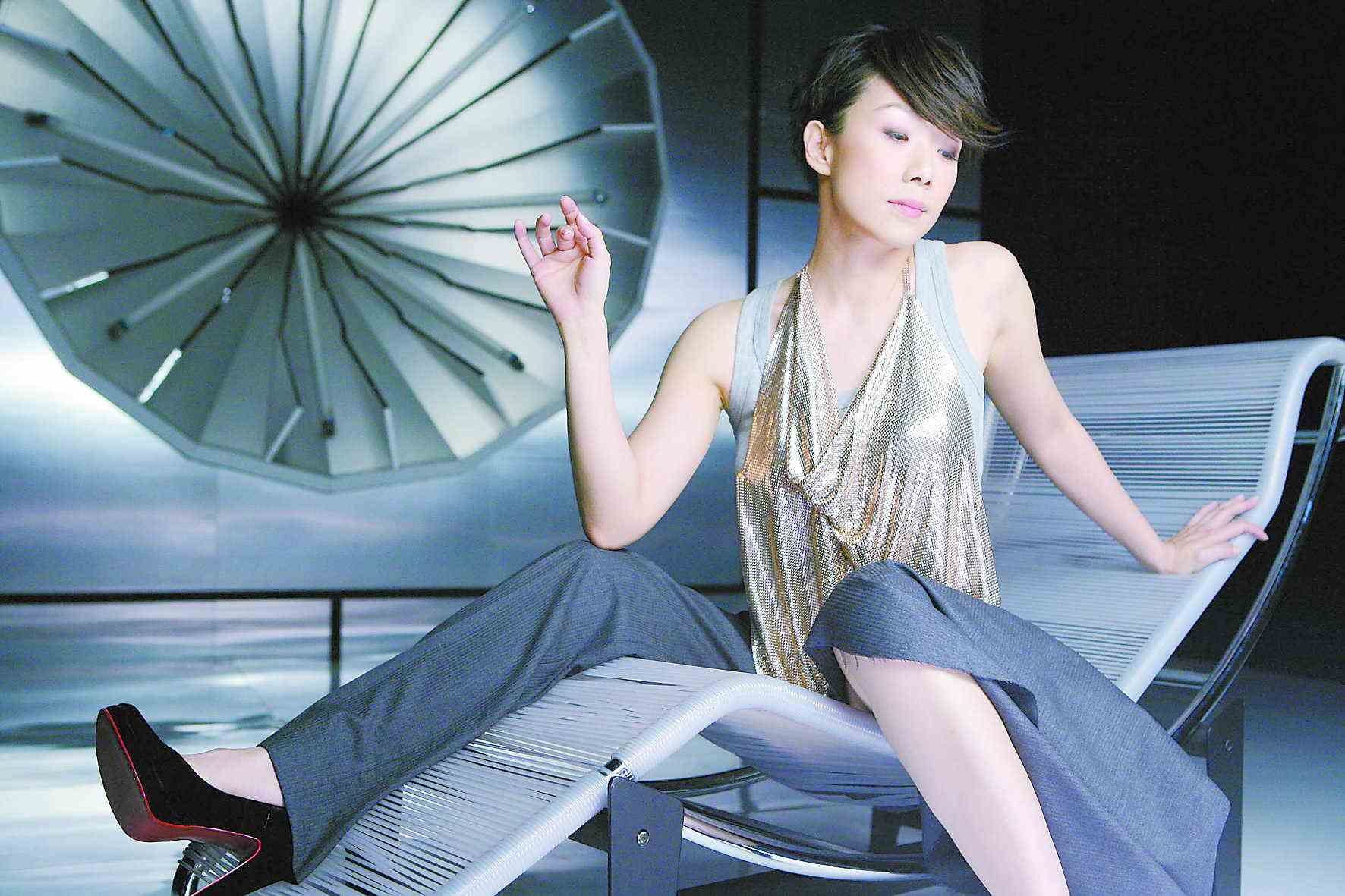 54岁林忆莲被劈腿,与小11岁男友八年情断:婚外情终有报应?