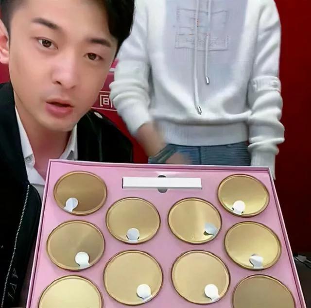 辛巴退网燕窝事件并没有结束,时大漂亮再次复出,磨刀霍霍割韭菜