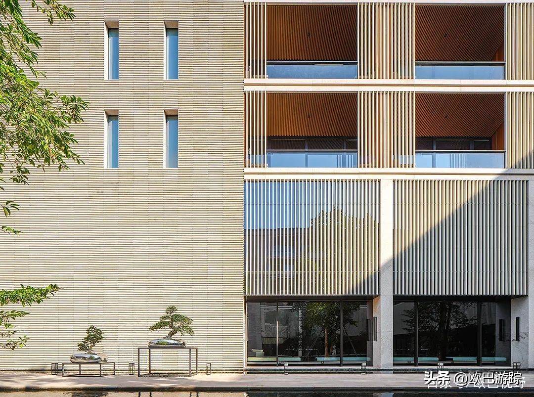 厦门这家奢牌酒店，毗邻繁华，却又遁于静谧迷人的港湾