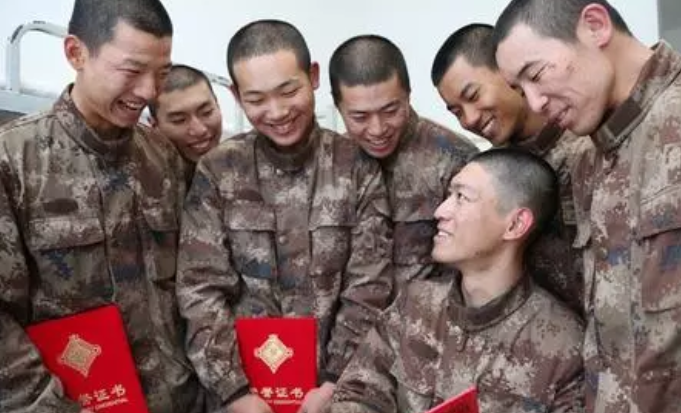 參軍入伍，軍人的工資有多少你知道嗎？級別不同收入不同