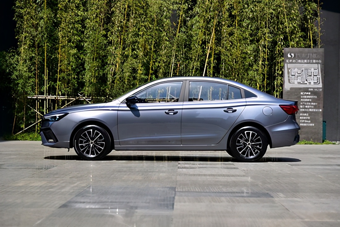 新荣威i5预计共推出4款车型，预售价7.29万-8.99万元