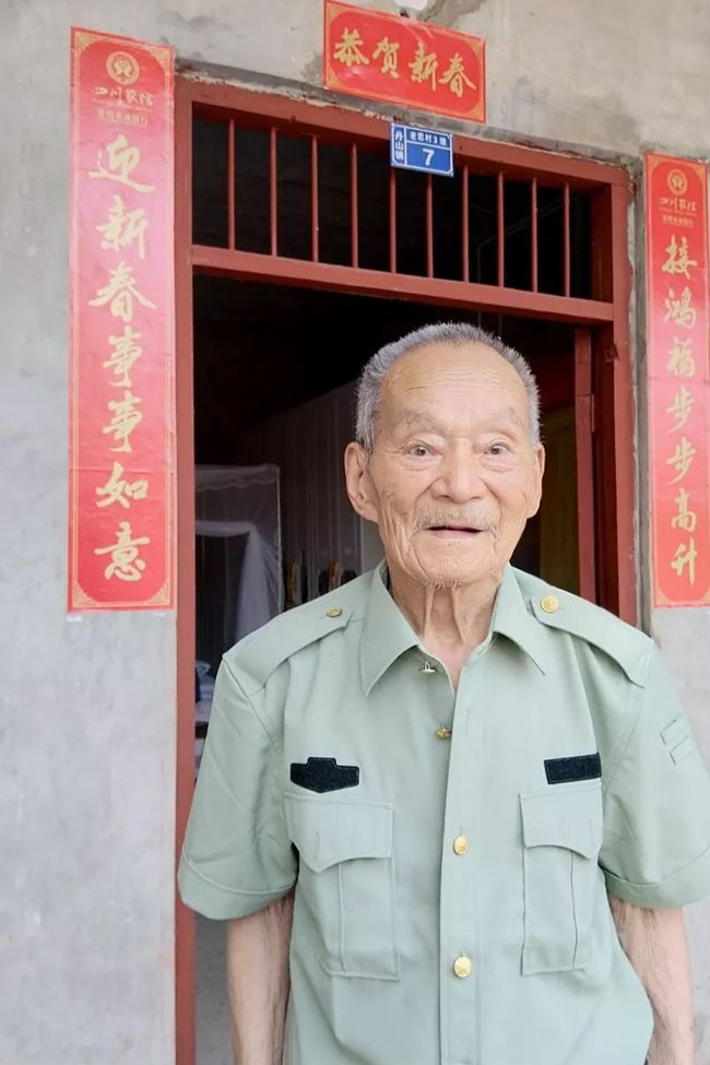老兵去登记信息，被人质疑不是兵，拿出三枚特等功臣勋章吓到众人
