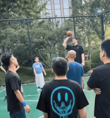 姚明女兒在哪里學籃球（姚明攜女在野球場出現！女兒才10歲就上場練手啊？）