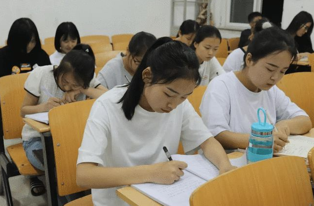 进入大学之前，学生需要准备好“一档三证”，大学期间很有用