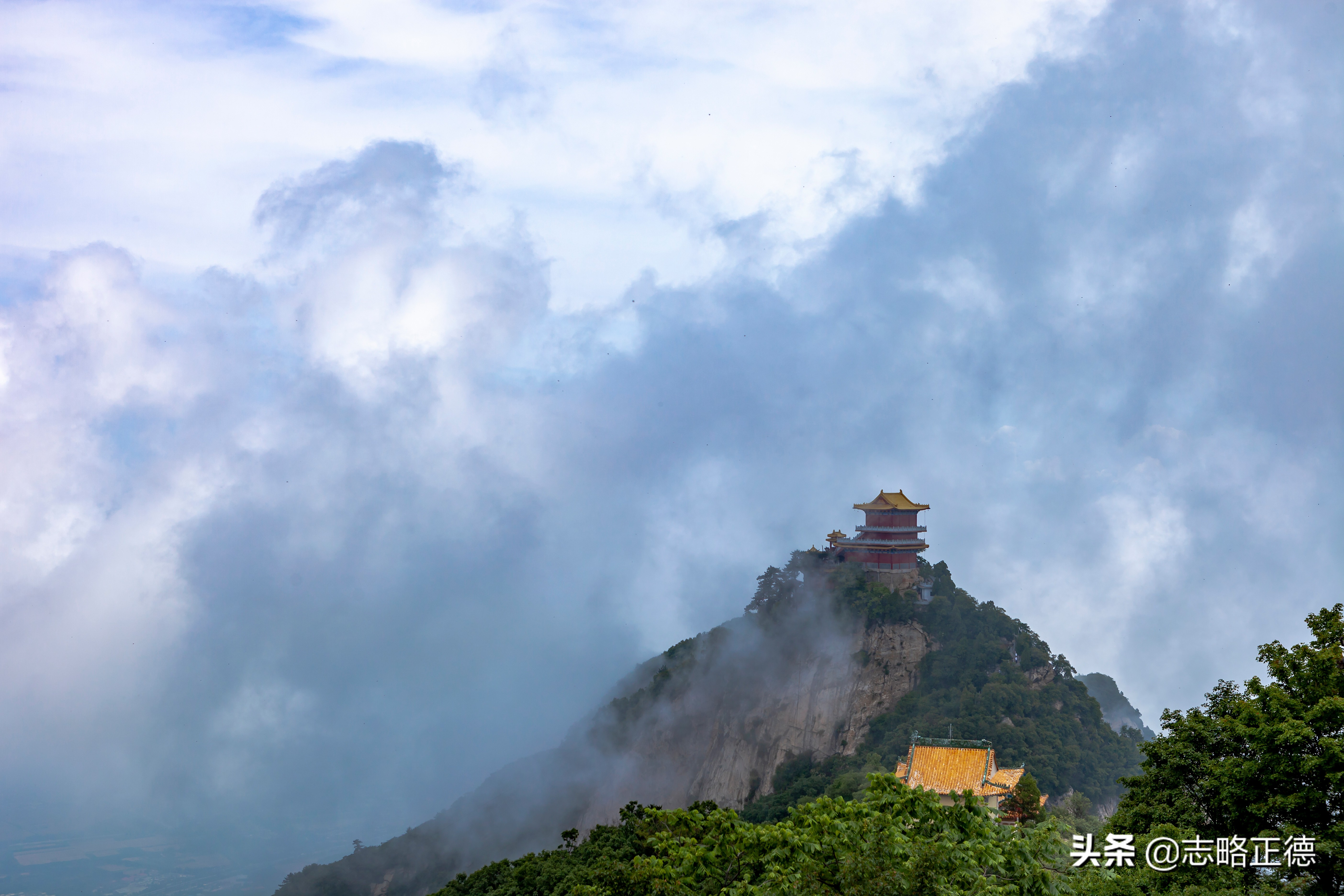 航拍雨后终南山南五台，古寺耸立山头直入云海，宛如仙境让人驻足