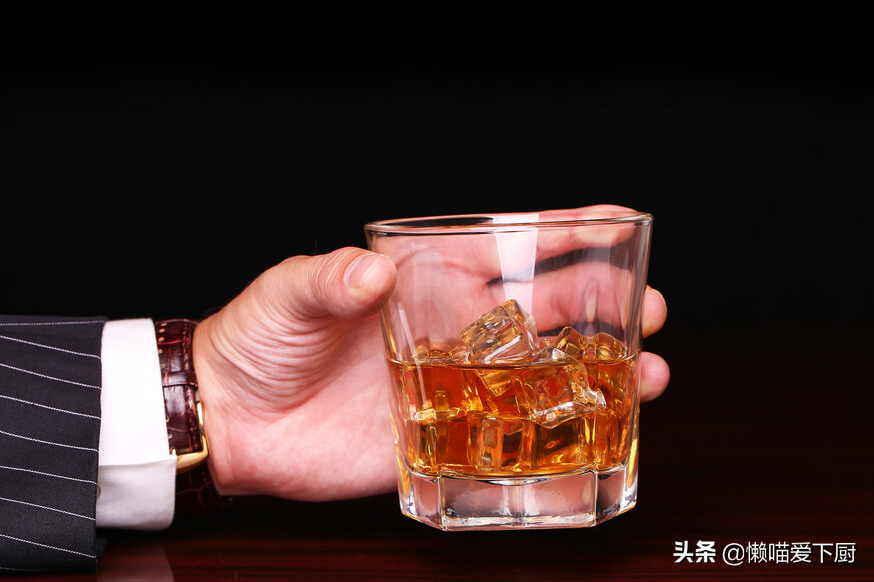 “白兰地”和“威士忌”有啥不同？喝法差很多，学会别再喝错了