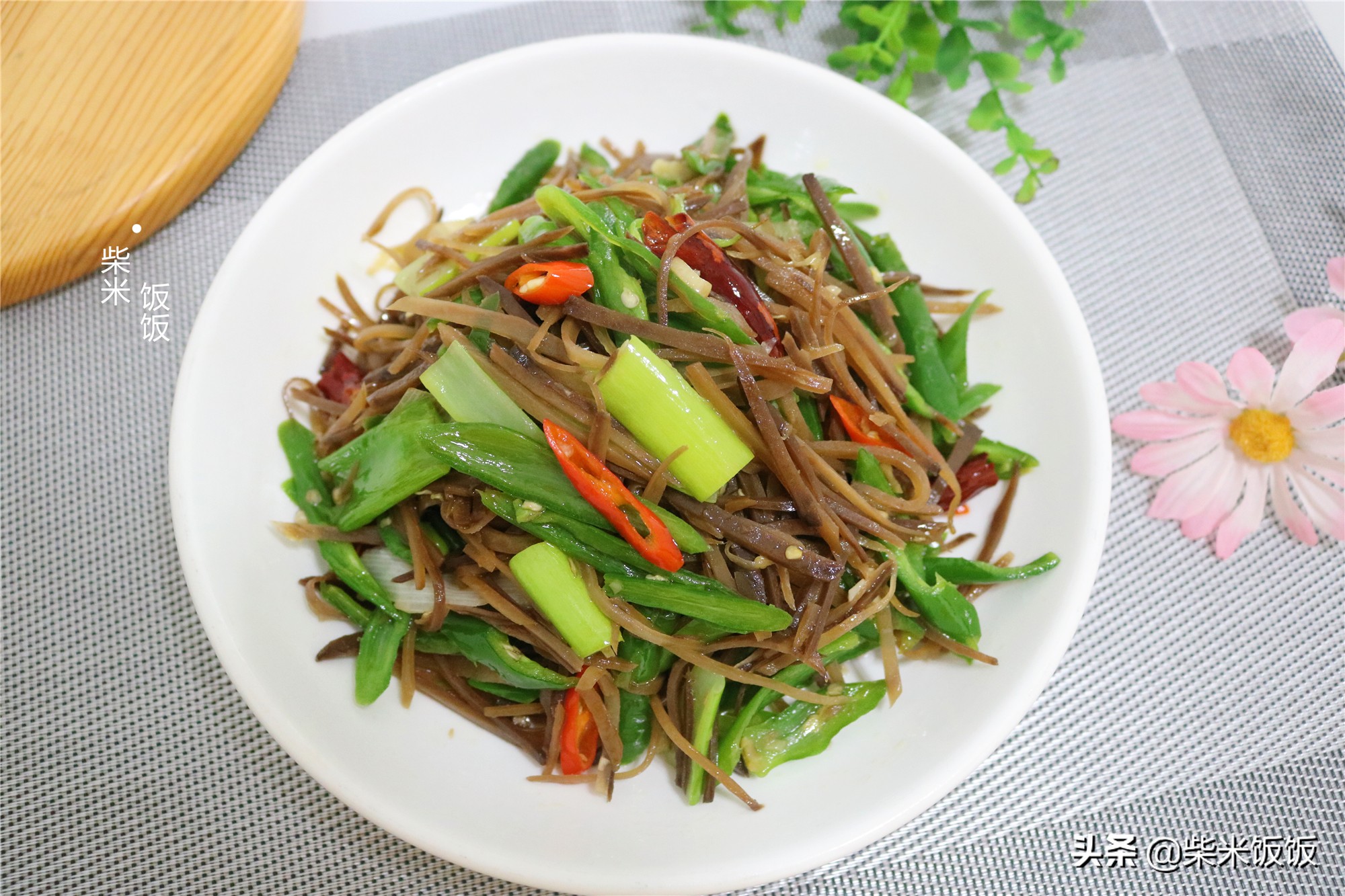 这款开胃小咸菜，北方人餐桌上常见，炒一次吃几天，香辣下饭