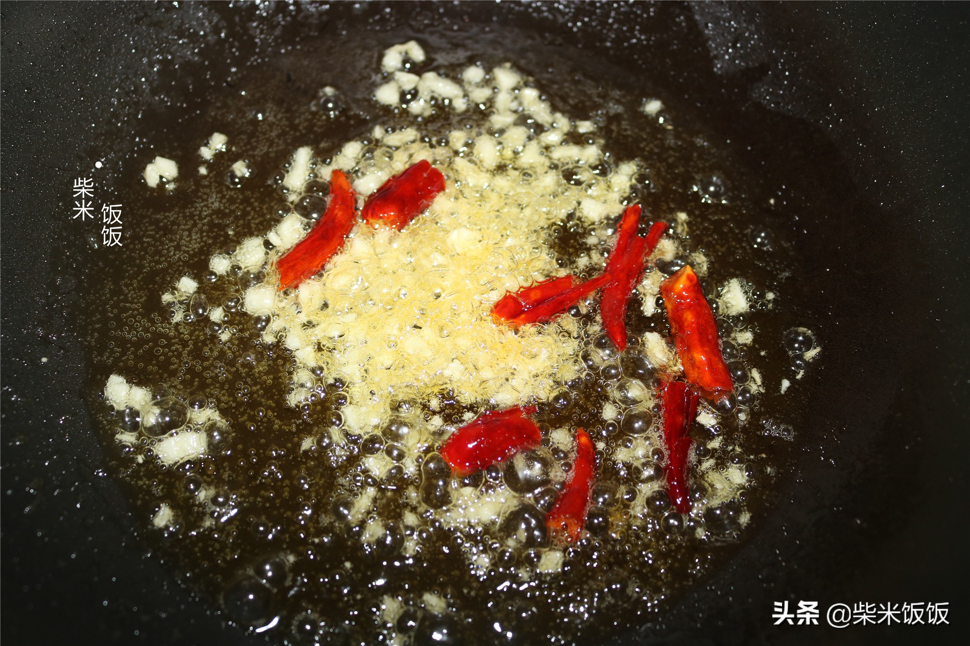 这款开胃小咸菜，北方人餐桌上常见，炒一次吃几天，香辣下饭