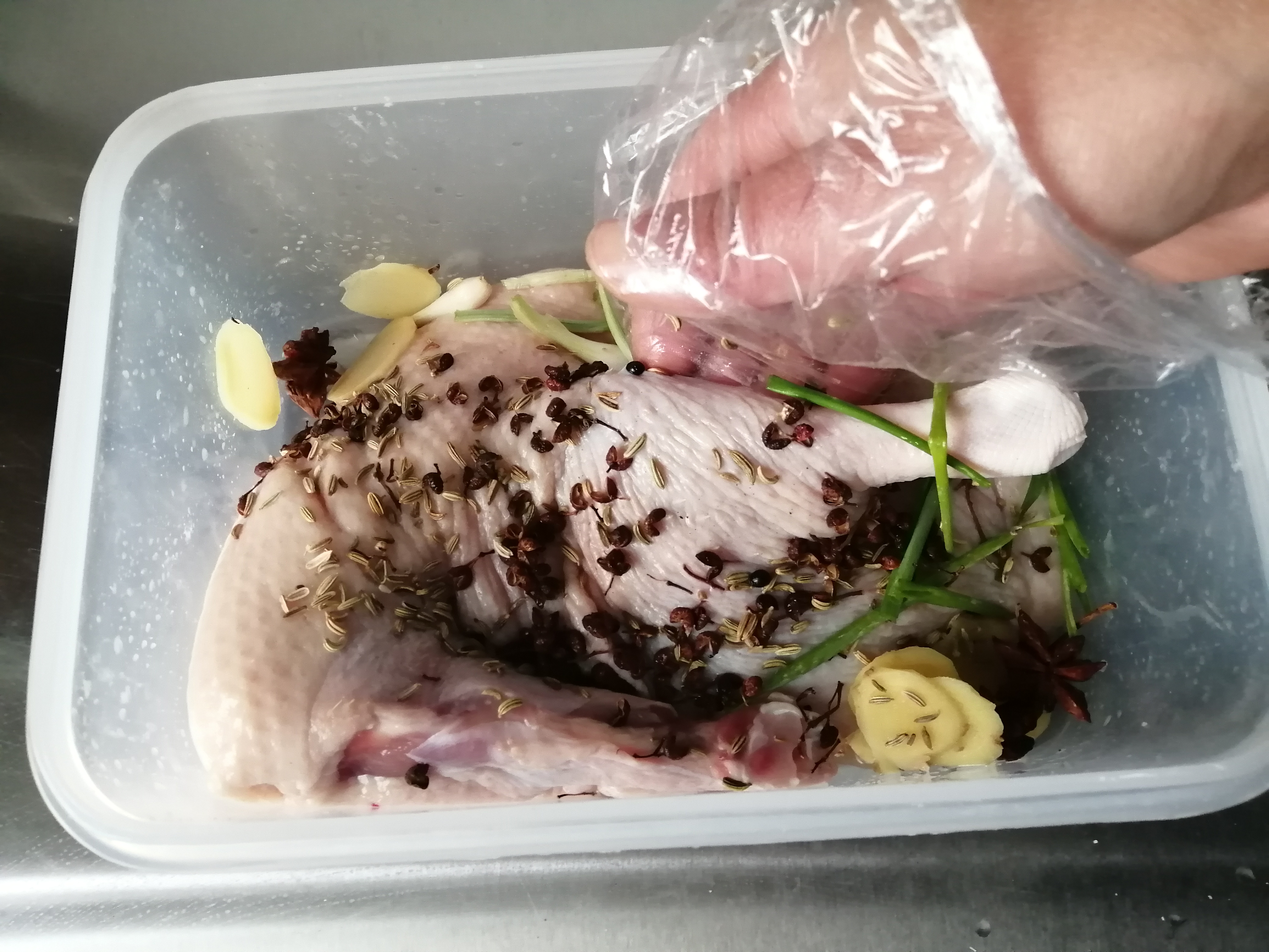 想吃脆皮烤鸭不用去饭店，这样做方法很简单，皮脆肉还嫩，真香